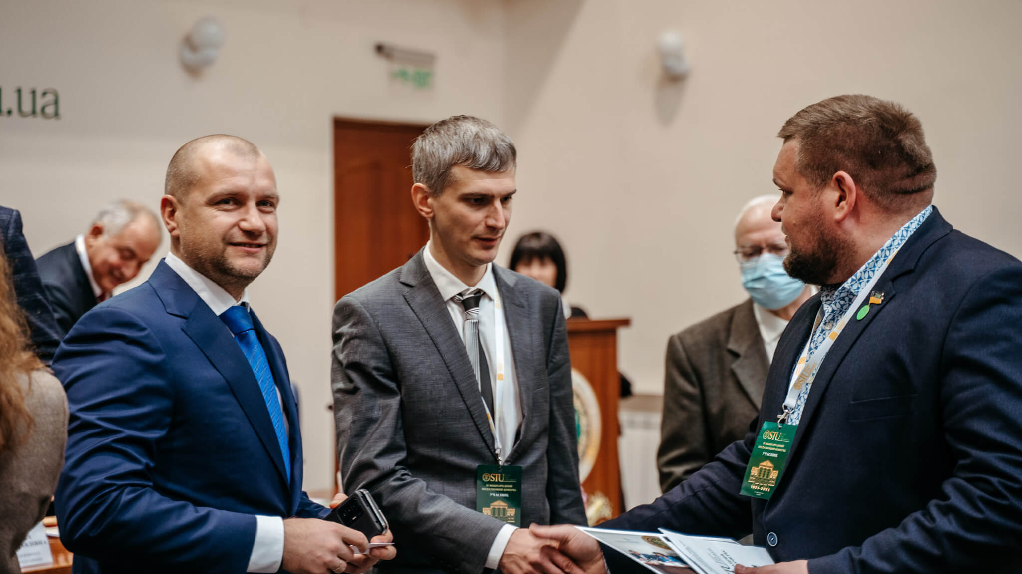 Євгеній Даниленко тисне руку іншому учаснику II Міжнародного податкового конгресу